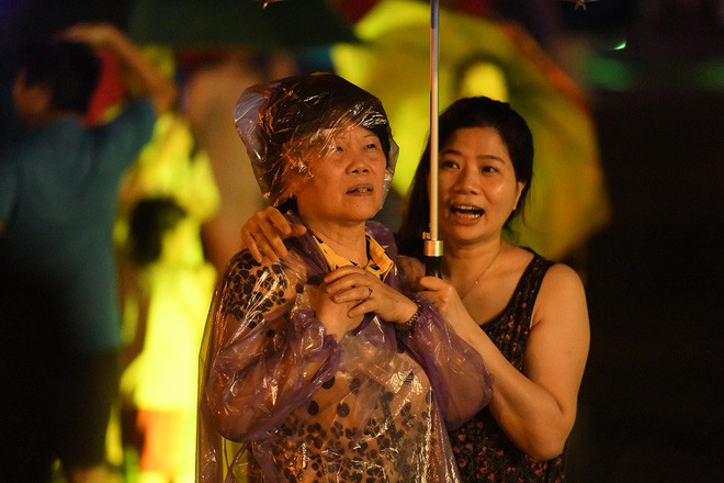 Người lớn, trẻ nhỏ Hà Nội đội mưa khai trương phố đi bộ Trịnh Công Sơn